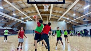 Des étudiants de PPA SPORT qui jouent au basket lors de leur rentrée à Athletica